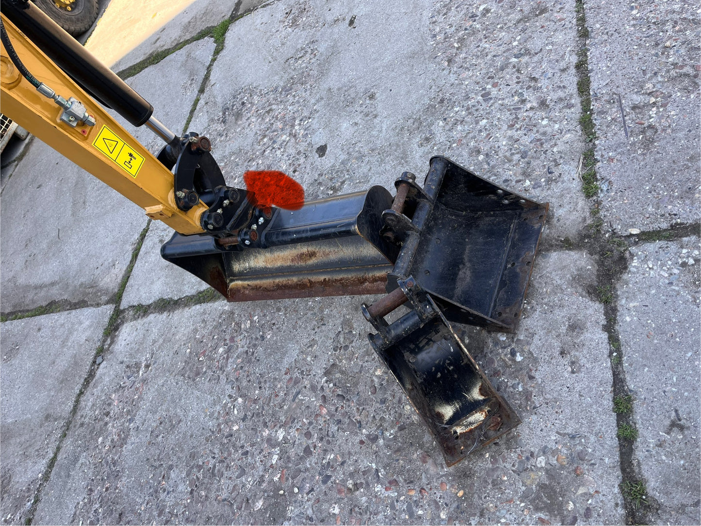 VERKOCHT - Minigraver diesel 1000kg incl 3 bakken