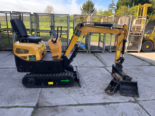 VERKOCHT - Minigraver diesel 1000kg incl 3 bakken