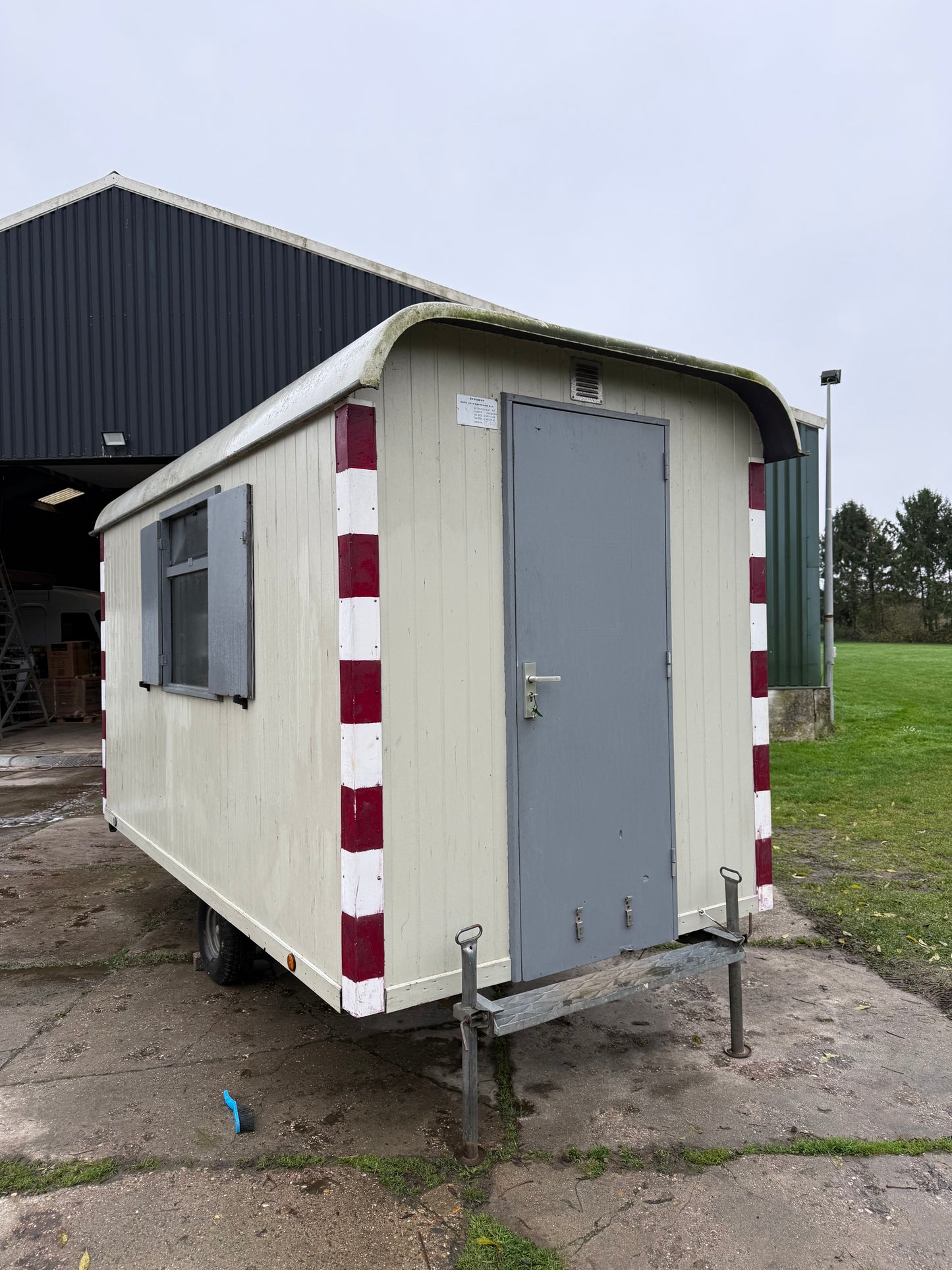 Schaftkeet - stratenmaker - hovenier - agri - infra - goede staat incl aggregaat