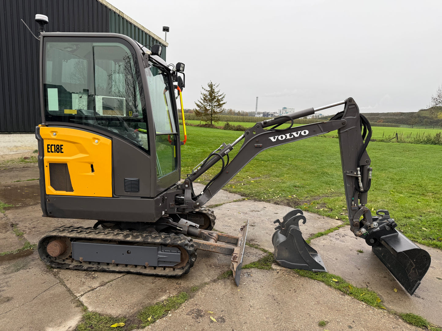 Volvo EC18E 2022 - 710uur - CW05 incl 2 nieuwe bakken - BTW machine
