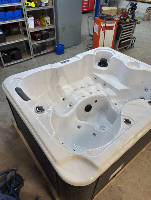 Jacuzzi 210 x 180 230v incl osmose systeem en deksel