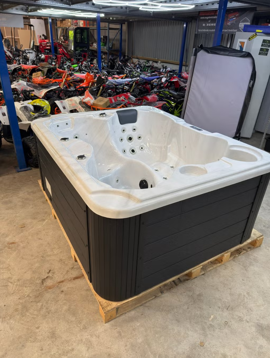 Jacuzzi 210 x 180 230v incl osmose systeem en deksel
