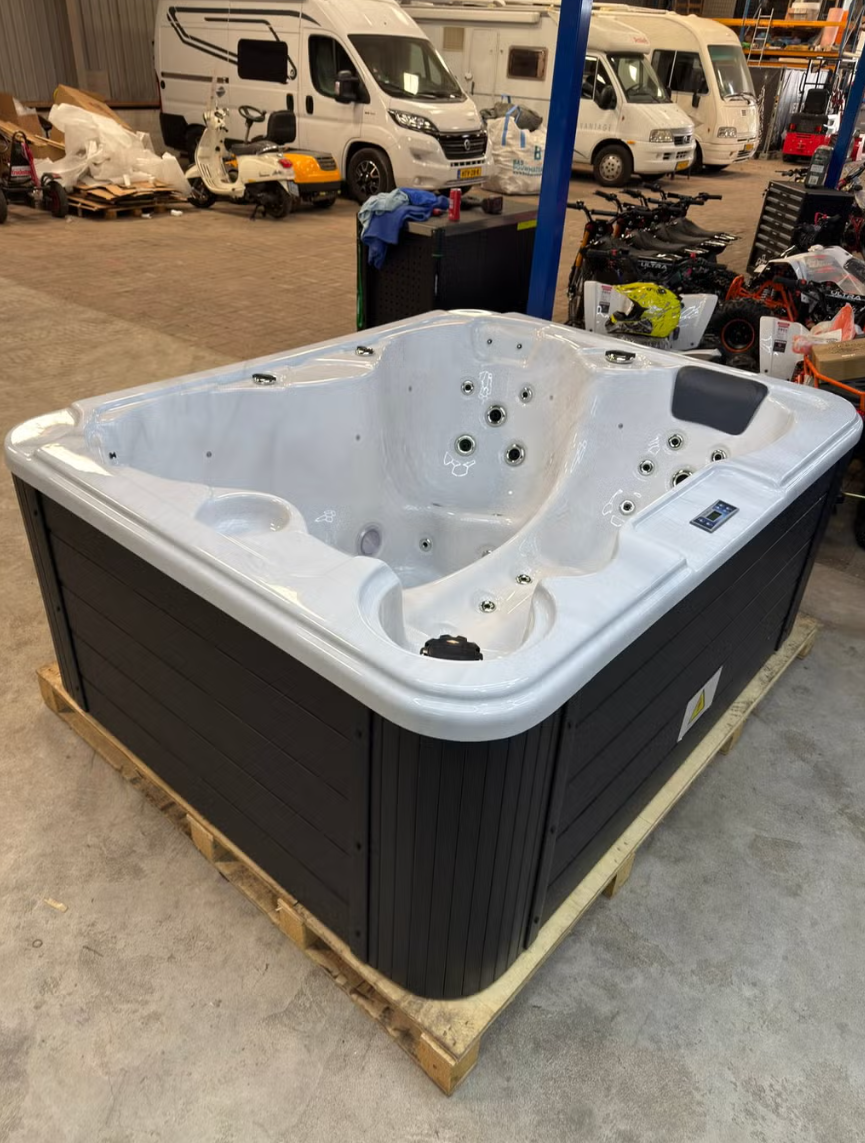Jacuzzi 210 x 180 230v incl osmose systeem en deksel