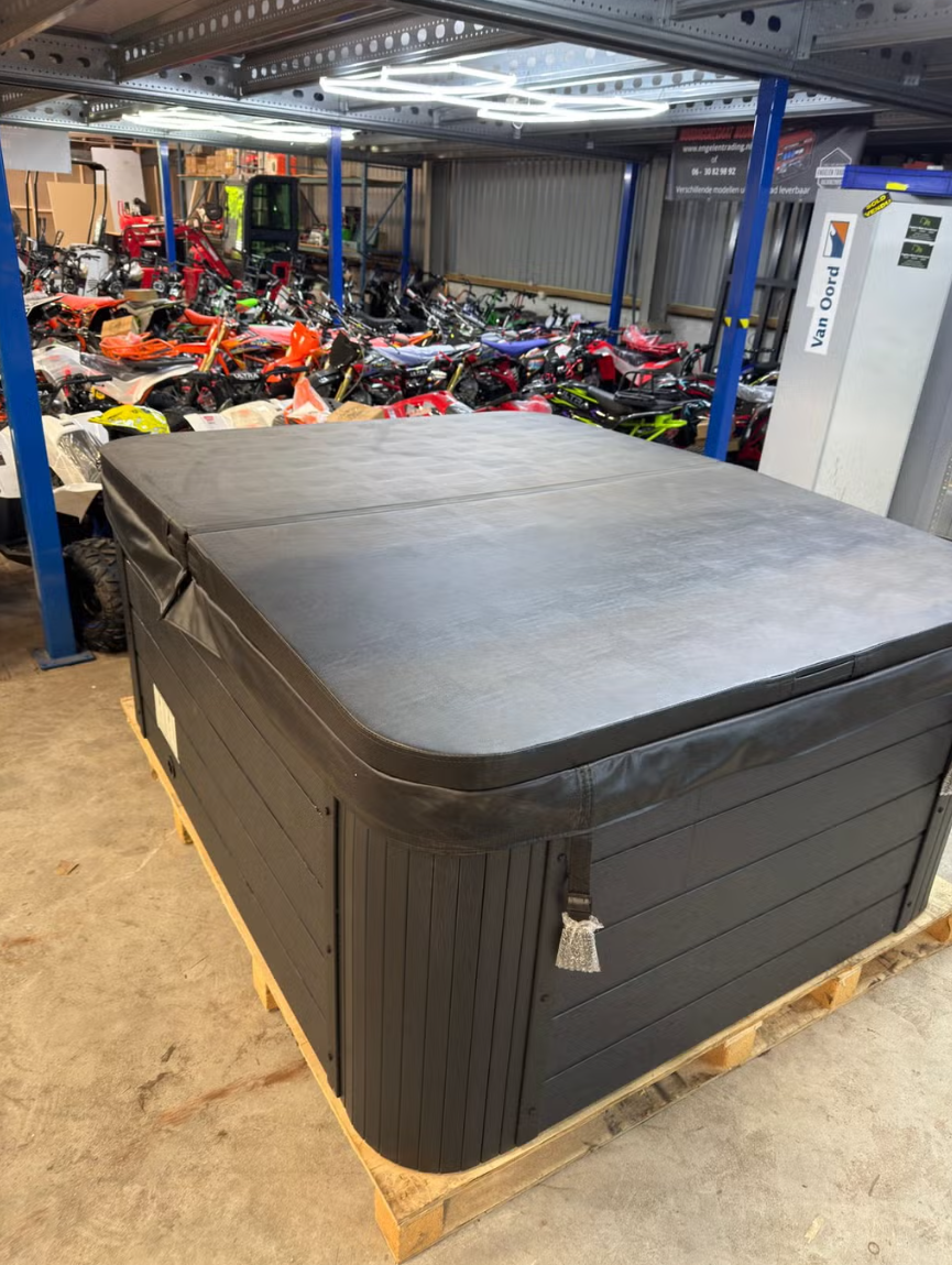 Jacuzzi 210 x 180 230v incl osmose systeem en deksel